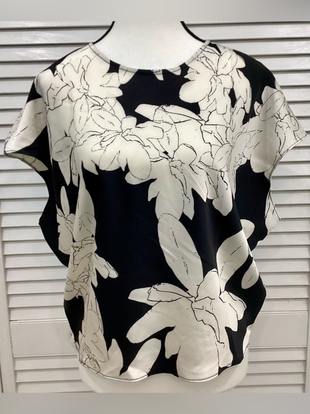 Banana Republic Factory Black White Floral Satin Blouse Cap Sleeve Shirt L